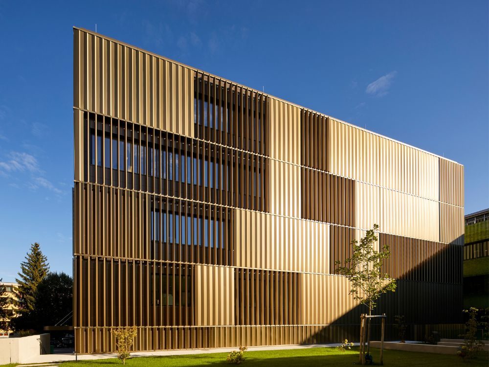 Fassadengestaltung mit Sonnenschutz aus Metall