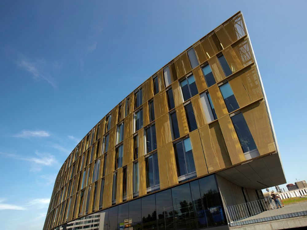 Fassade der voestalpine AG Linz mit horizontal schwenkbaren Sonnenschutzlamellen aus Streckmetall