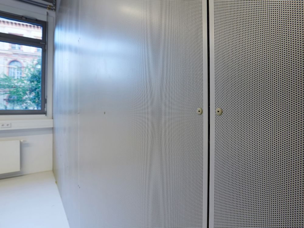 Wandverkleidung mit Lochblech UfaK Wien