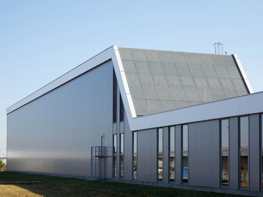 Moderne Fassadengestaltung mit Gitterrosten – funktional, durchlässig und ästhetisch.