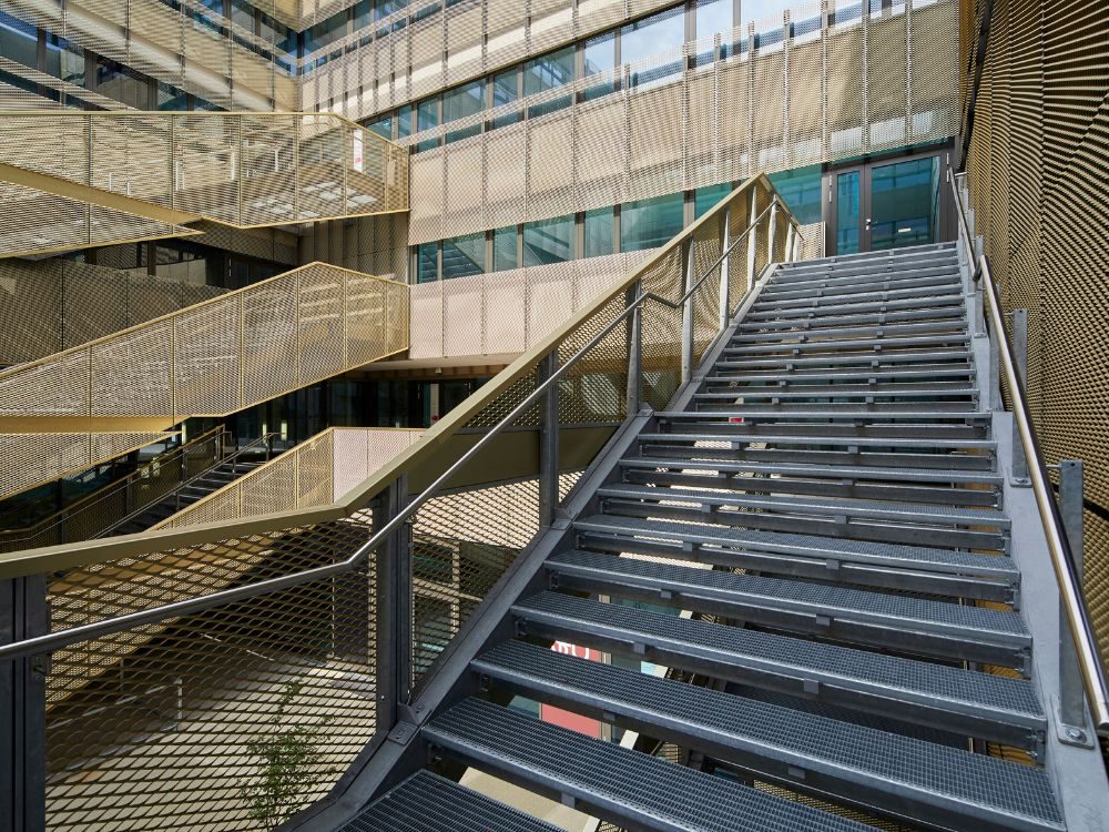 Gitterroste als tragfähige Lösung für Innenstiegen – ProMetall Anwendungsbeispiel in einem öffentlichen Gebäude.