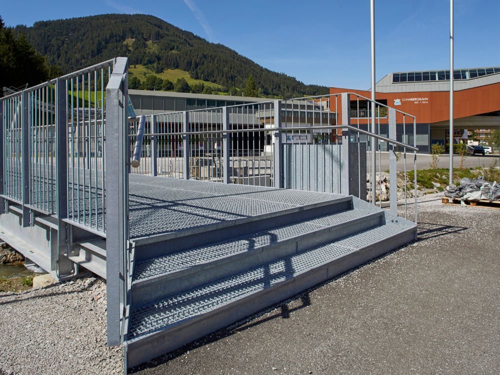 ProMetall Gitterroste im Einsatz bei Tal- und Bergstation – robuste und rutschhemmende Anwendung für alpine Architektur.