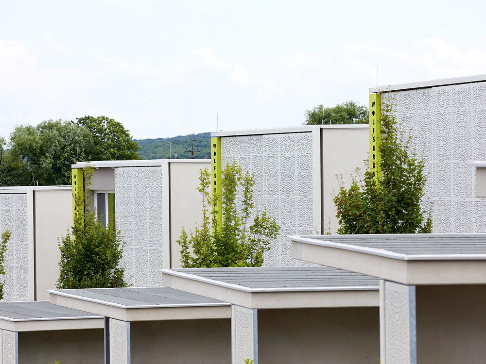 Funktionale Lochblech-Fassade: Schutz vor Witterung und optimaler Sicht- und Sonnenschutz – ProMetall-Referenz