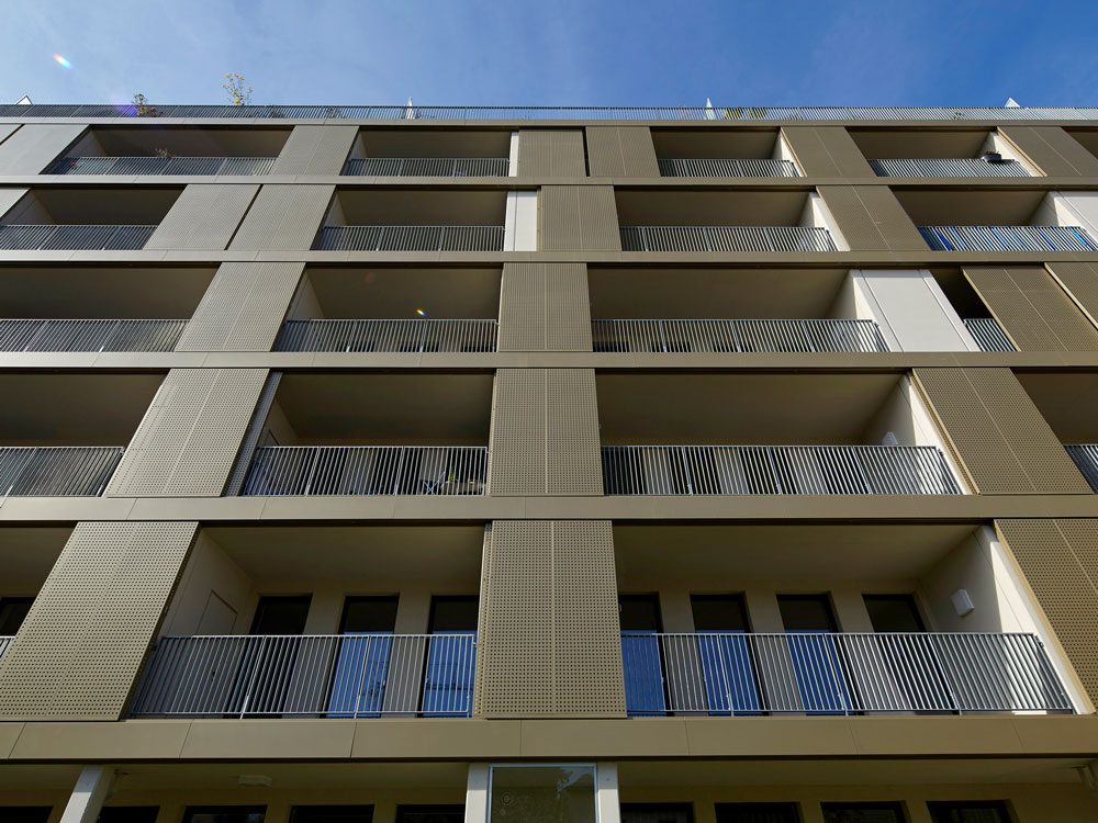 Langlebige Lochblech-Fassade: Robustes, witterungsbeständiges Material mit hoher Haltbarkeit – ProMetall-Referenz