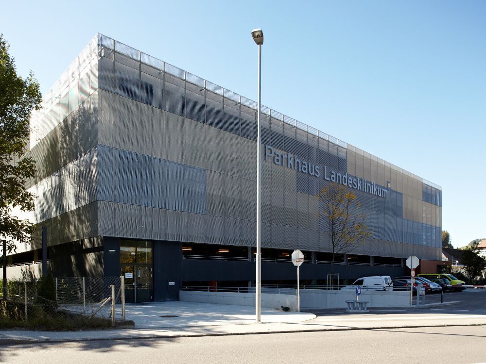 Parkhausfassade aus Streckmetall: Referenz Landesklinikum Mostviertel Waidhofen an der Ybbs