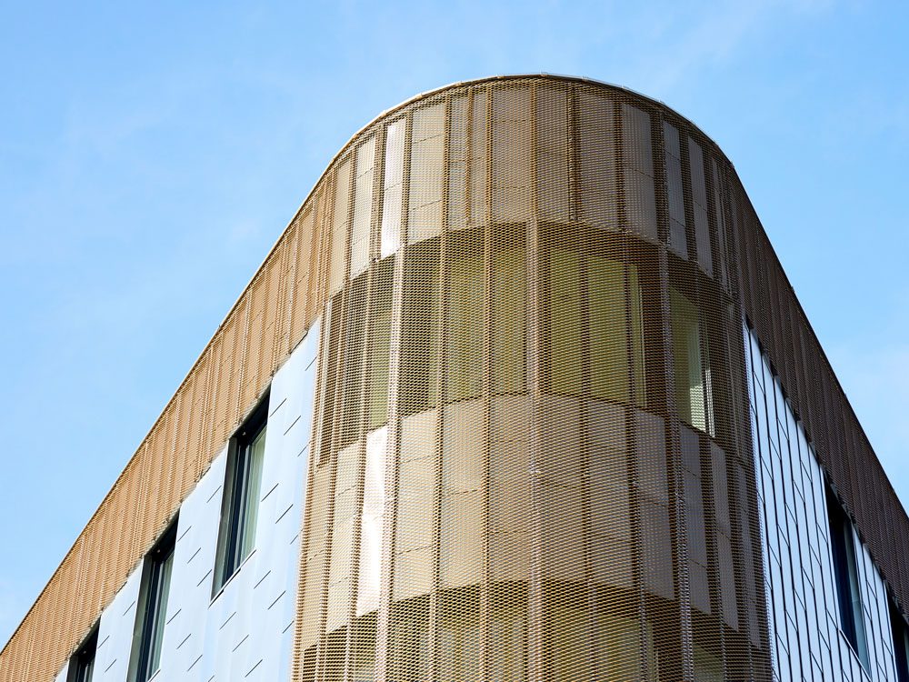 Funktionale Streckmetall-Fassade: Schutz, Belüftung und Lichtdurchlässigkeit kombiniert – ProMetall-Referenz